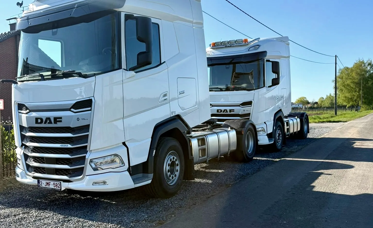 DAF-trekkers van JJT Transport langs de weg